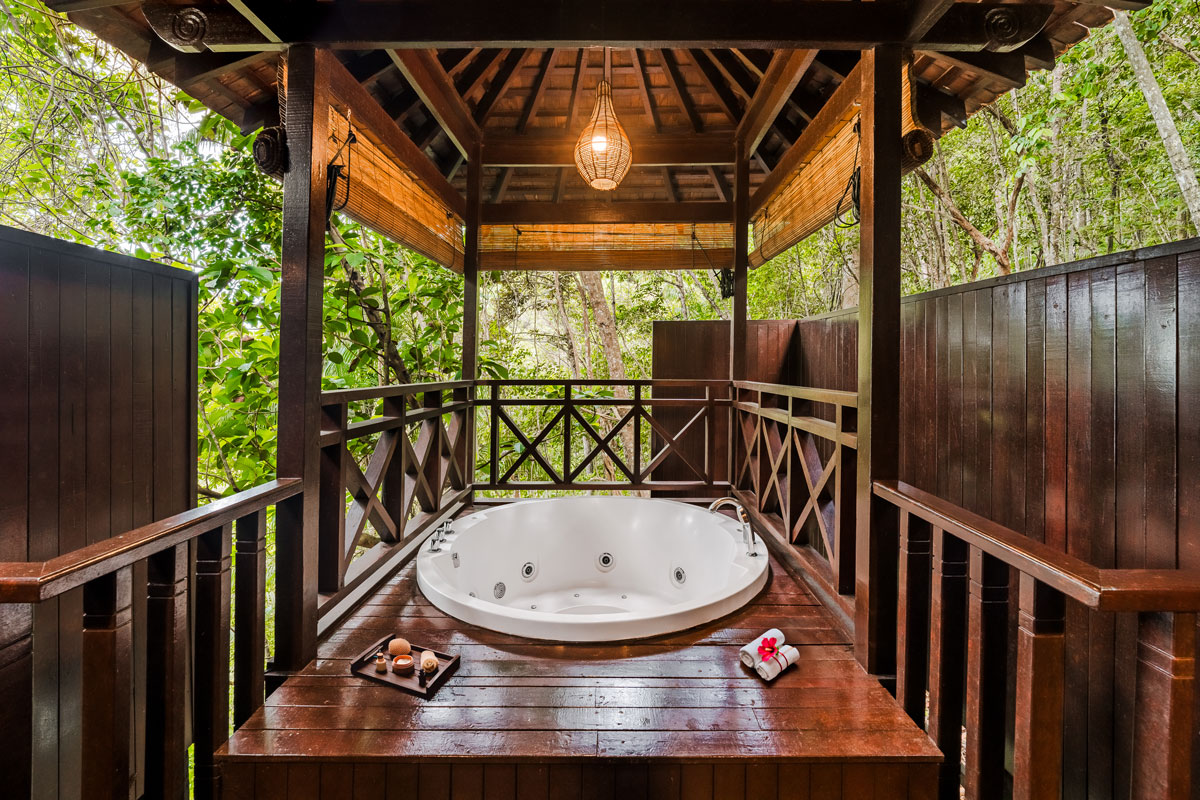 Treehouse Villa jacuzzi
