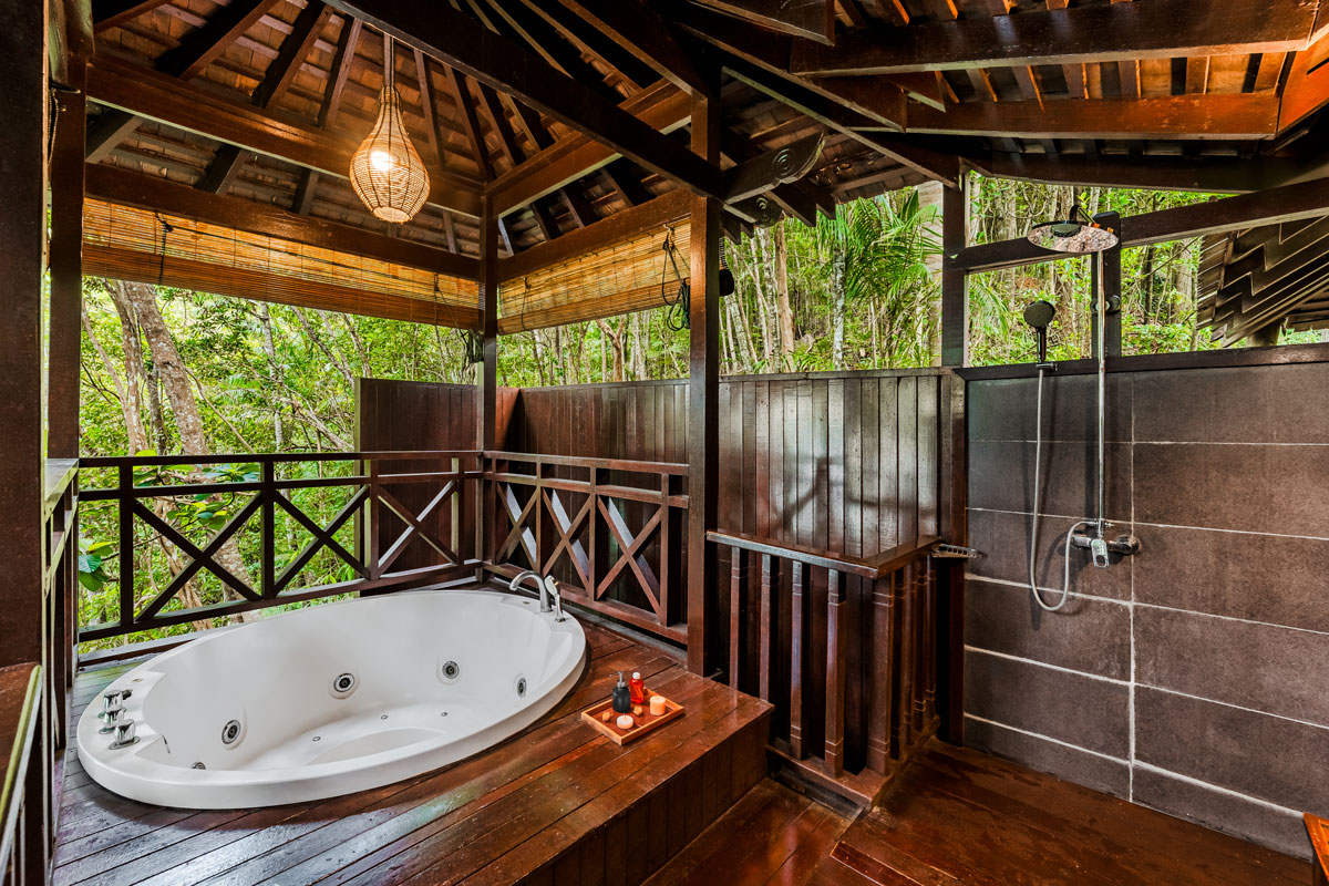 Treehouse Villa jacuzzi